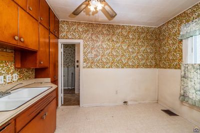 302 Nw Gordon St, House other with 3 bedrooms, 1 bathrooms and null parking in Topeka KS | Image 3