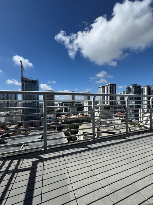 lph05-234 Ne 3rd St, Miami, FL, 33132-2215 | Card Image