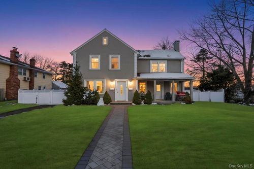 32 Longfellow Ave, Westbury, NY, 11590-4421 | Card Image