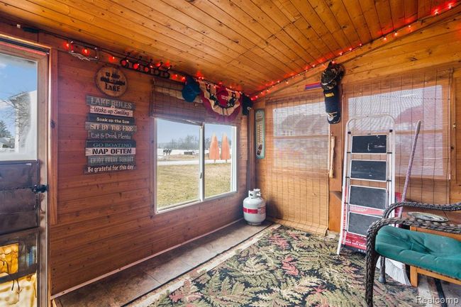 Covered and enclosed porch | Image 22