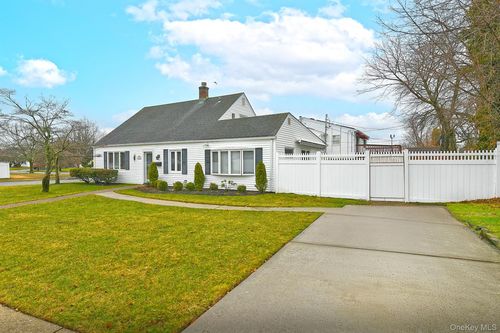 38 Moss Ln, Levittown, NY, 11756-2523 | Card Image