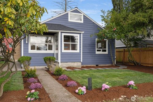 704 N 104th St, Seattle, WA, 98133-9212 | Card Image