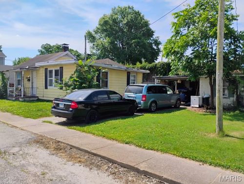 213 N Van Buren St, New Athens, IL, 62264-1035 | Card Image