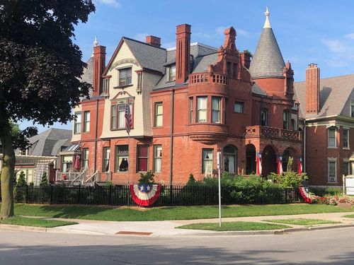 3209 W Wells Street, Milwaukee, WI, 53208 | Card Image