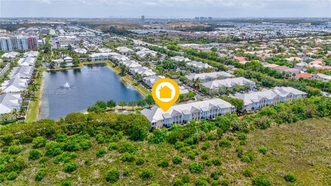 7514 Nw 108 Th Path, Townhouse with 3 bedrooms, 3 bathrooms and null parking in Doral FL | Image 6