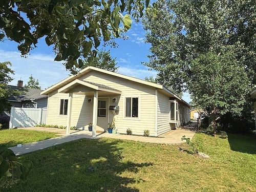 108 Huntsinger Ave, Park Rapids, MN, 56470-1326 | Card Image
