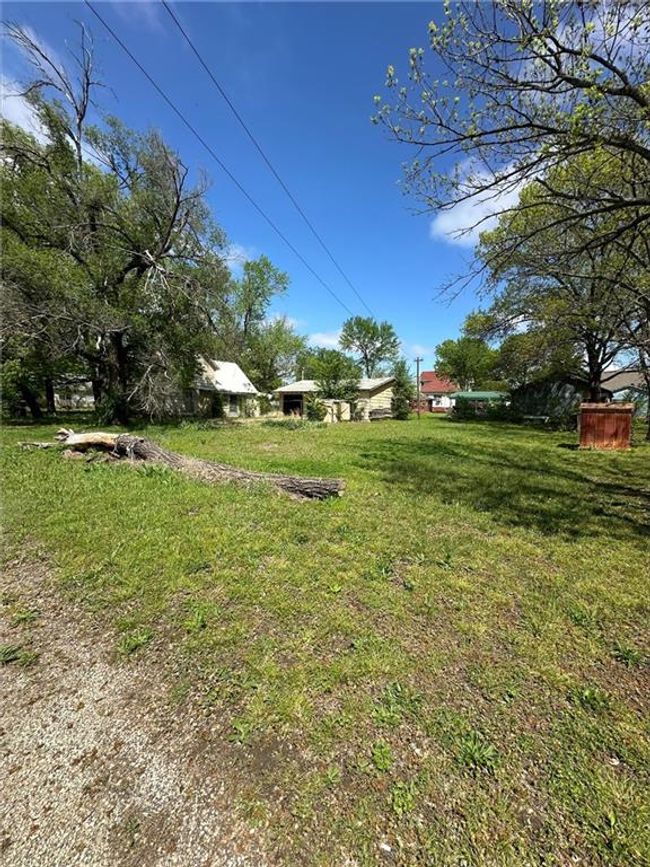 302 S Washington St, House other with 3 bedrooms, 1 bathrooms and null parking in Toronto KS | Image 9