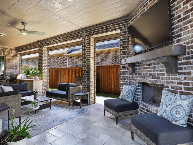 Built-in gas grill and mini fridge | Image 40