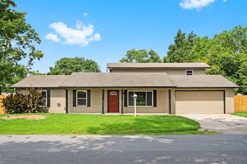1704 Town And Country Dr, Sand Springs, OK, 74063-4217 | Card Image