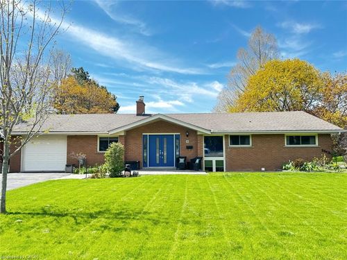 81 Thomson Dr, Waterdown, ON, L8B0G5 | Card Image