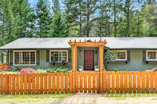 9105 W Evans Creek Rd, Rogue River, OR, 97537-9745 | Card Image