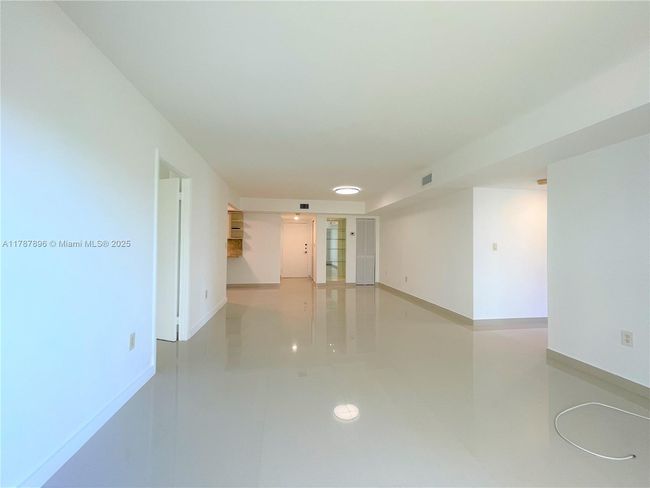 APT-403 - 2924 Collins Ave, Condo with 2 bedrooms, 2 bathrooms and null parking in Miami Beach FL | Image 8