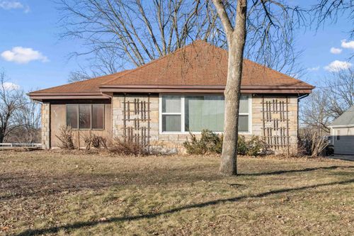 920 N Franklin St, Manchester, IA, 52057-1251 | Card Image