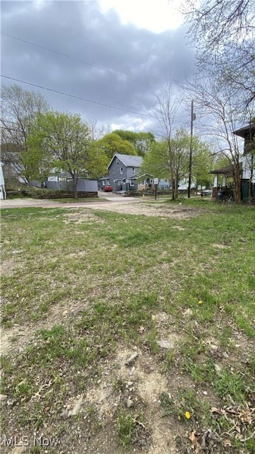 1442 Newton St, Akron, OH, 44305-3457 | Card Image