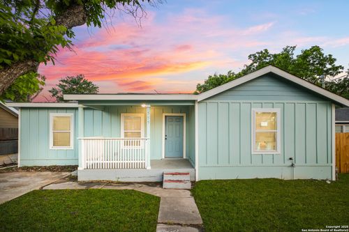 559 W Nacogdoches St, New Braunfels, TX, 78130-4715 | Card Image