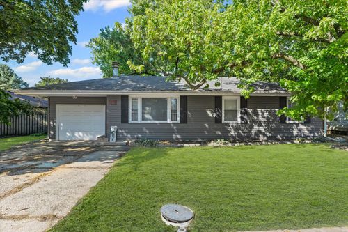 215 N Third St, Fisher, IL, 61843-9702 | Card Image