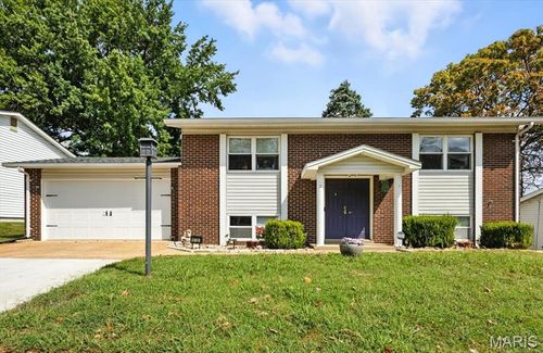 12727 Foxhound Dr, Maryland Heights, MO, 63043-2805 | Card Image