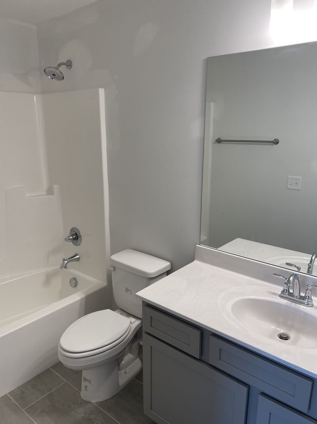 full upstairs bathroom | Image 13