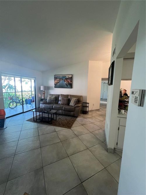 apt-207-20760 Ne 4th Ct, Miami, FL, 33179-1884 | Card Image