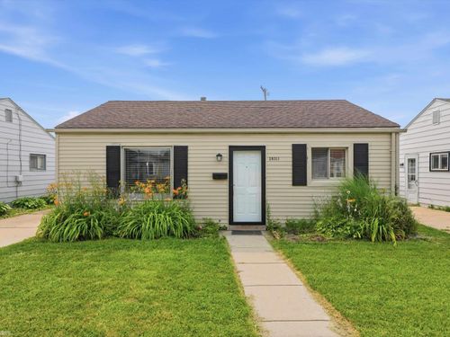 28311 Waverly St, Roseville, MI, 48066-2443 | Card Image