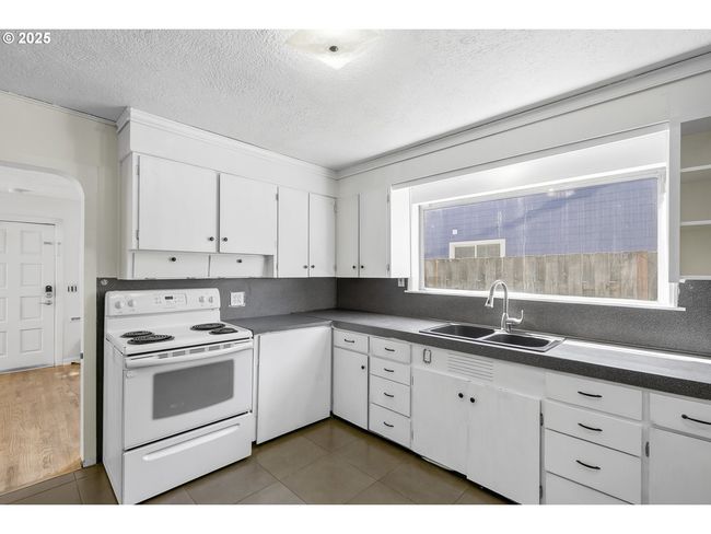 5843 Se 90 Th Ave, House other with 3 bedrooms, 2 bathrooms and null parking in Portland OR | Image 10