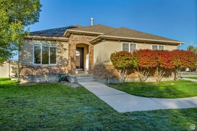 View of front facade featuring a front lawn | Image 1