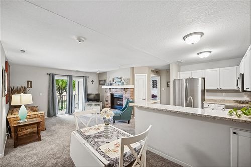 10-4821 86th St, Urbandale, IA, 50322-7302 | Card Image
