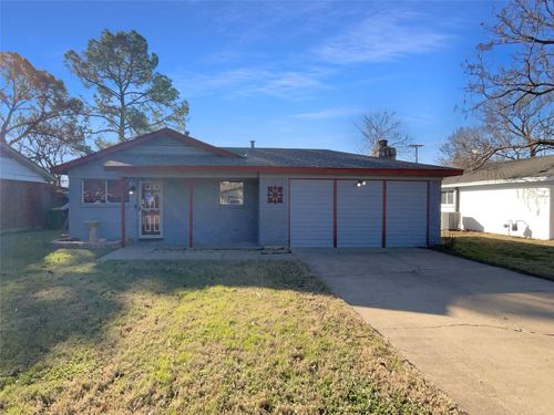 712 Brookfield Dr, Hurst, TX, 76053-7032 | Card Image