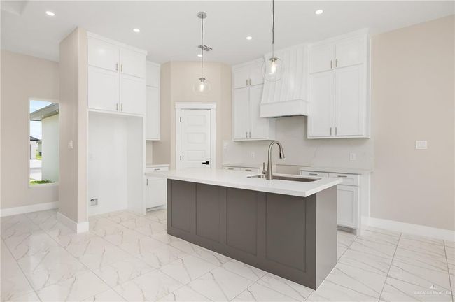 1008 Broken Arrow Dr, House other with 3 bedrooms, 2 bathrooms and 2 parking in Alamo TX | Image 8