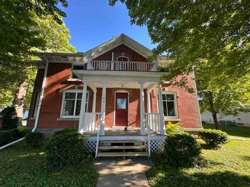 106 Grove St, Fort Atkinson, IA, 52144-7103 | Card Image