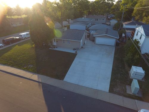 200 Amarillo Dr, Carpentersville, IL, 60110-1143 | Card Image