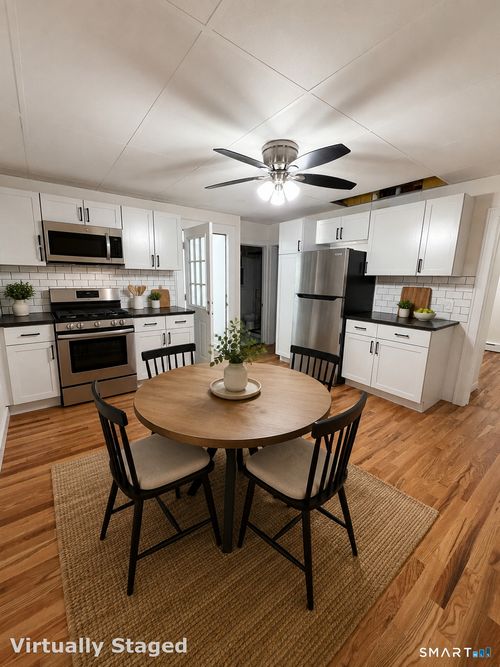 1-130 Norwood Ave, New London, CT, 06320-3833 | Card Image