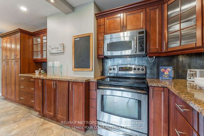 704 - 15 Elizabeth St N, Condo with 3 bedrooms, 2 bathrooms and null parking in Mississauga ON | Image 7