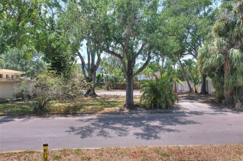572 Marmora Ave, TAMPA, FL, 33606-3824 | Card Image