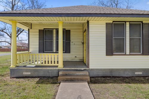 303 Vernon St, Taylor, TX, 76574-2473 | Card Image