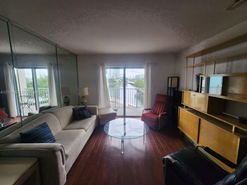 305-1674 Bay Rd, Miami Beach, FL, 33139-2177 | Card Image