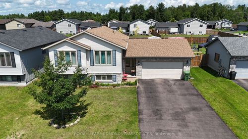 65 Highland Park Dr, Petawawa, ON, K8H0A3 | Card Image