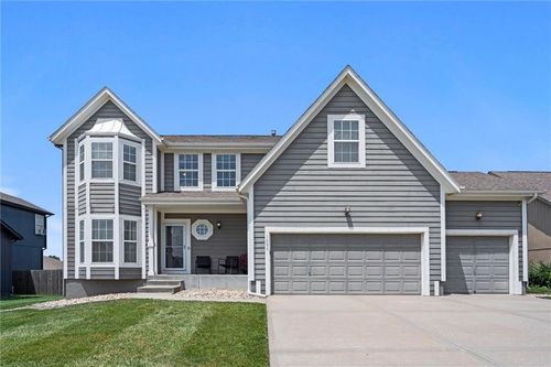 1202 Sw Nagona Ln, Lee's Summit, MO, 64082-3811 | Card Image