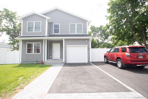 9 Okane St, Central Islip, NY, 11722-4121 | Card Image