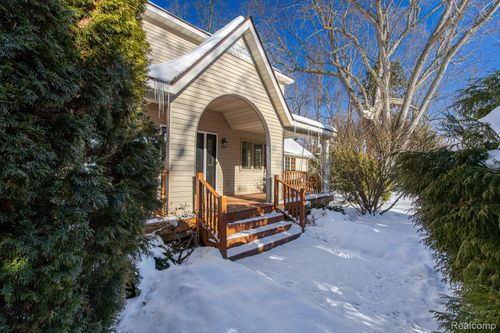 2475 S Ortonville Rd, Ortonville, MI, 48462-8643 | Card Image