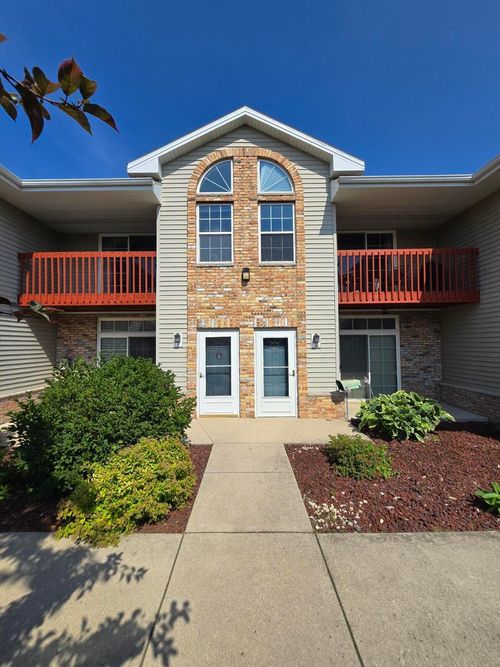6198 S Creekside Dr, Cudahy, WI, 53110-3433 | Card Image
