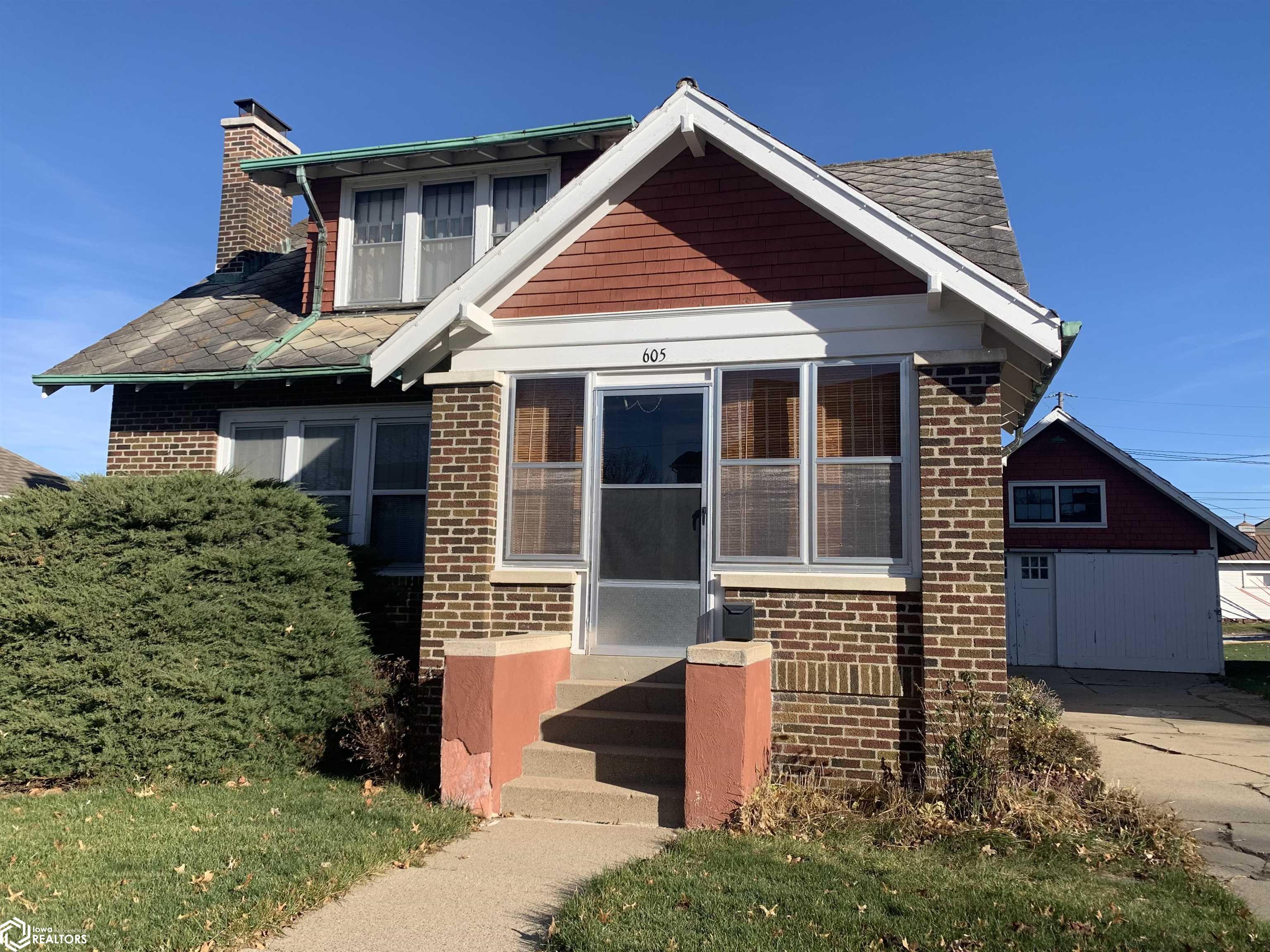 Maple St, Creston, IA 50801