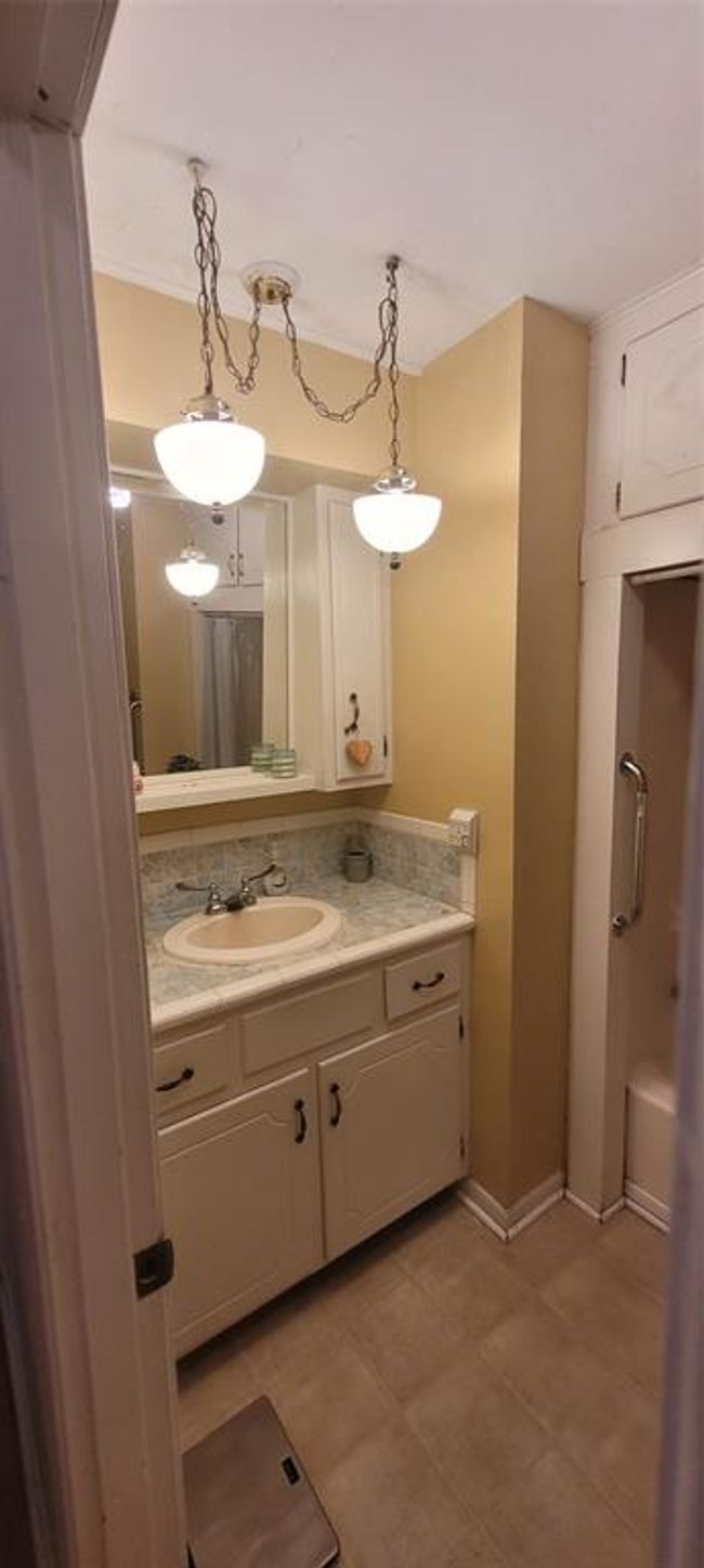 Main bathroom. | Image 21