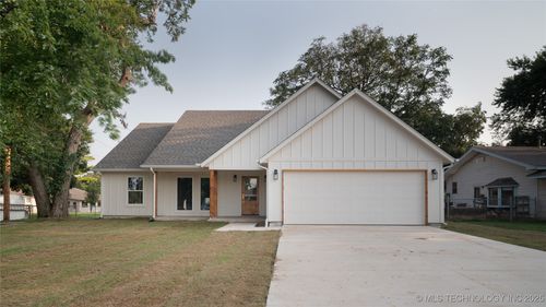 202 W Ponca Ave, Cleveland, OK, 74020-1232 | Card Image