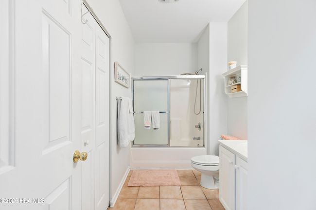 Guest/hallway bath | Image 31