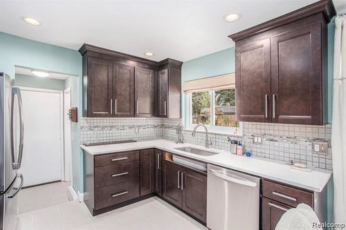 1035 Wyman Dr, Waterford, MI, 48328-3965 | Card Image