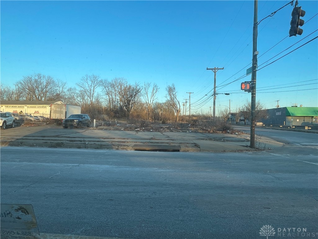 Land in Dayton