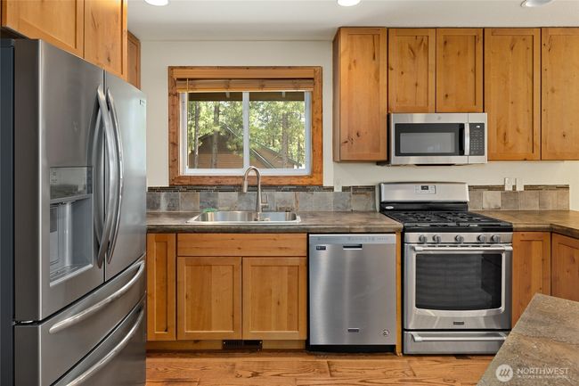 Plenty of counter and cabinet space. | Image 4