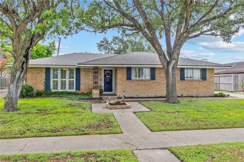922 Meadowbrook Dr, Corpus Christi, TX, 78412-3331 | Card Image