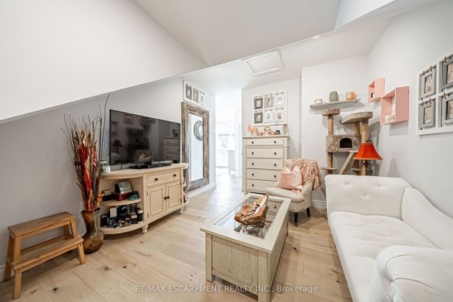 70 Oak Ave, House other with 6 bedrooms, 4 bathrooms and 7 parking in Dundas ON | Image 23